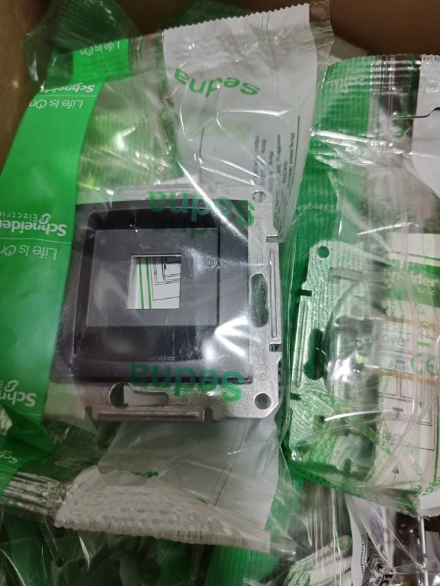 Caratula rj45 Schneider electric lote 120 unidades