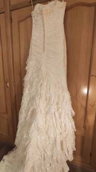 Vestido de novia y mantilla
