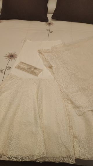 Vestido de novia y mantilla