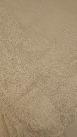 Vestido de novia y mantilla