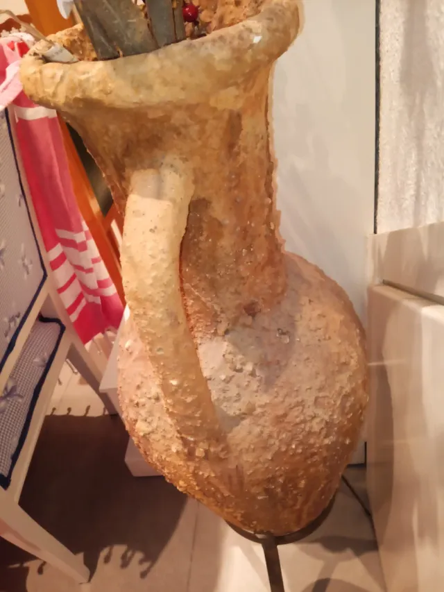 ANFORA ANTIGUA con regalo de otra pequeña