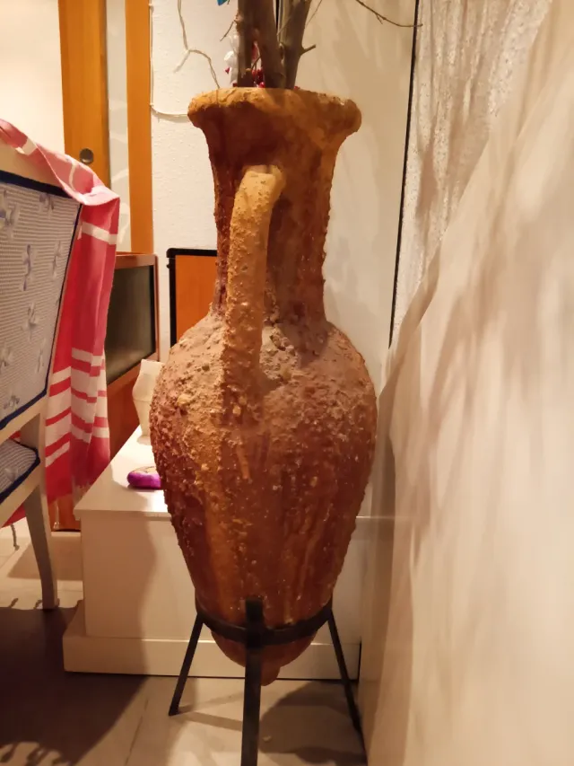 ANFORA ANTIGUA con regalo de otra pequeña