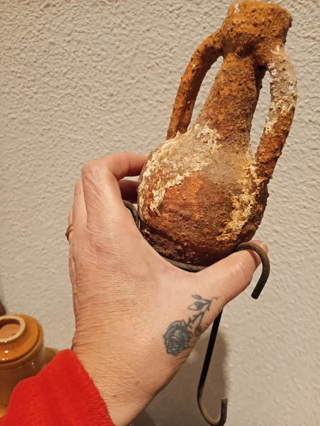 ANFORA ANTIGUA con regalo de otra pequeña