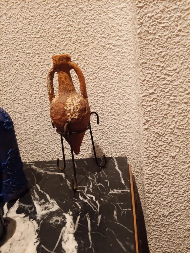 ANFORA ANTIGUA con regalo de otra pequeña