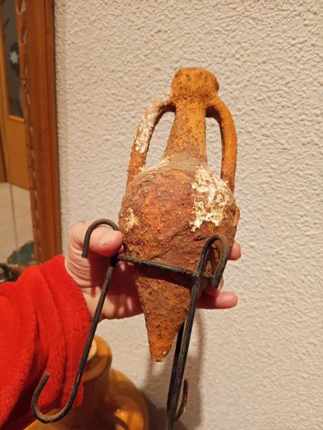 ANFORA ANTIGUA con regalo de otra pequeña