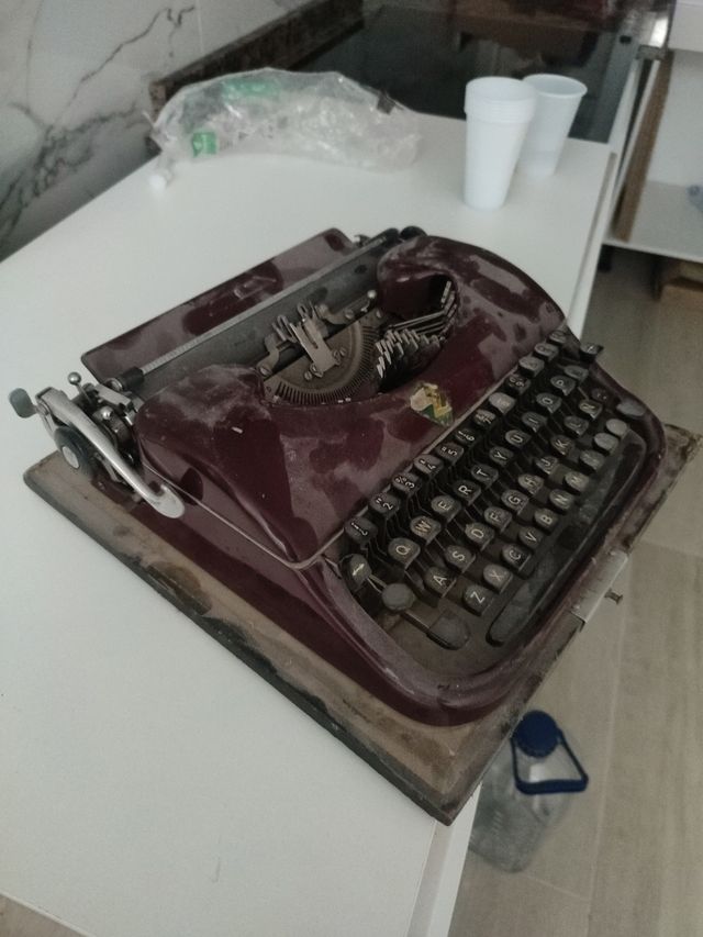 Maquina de escribir antigua