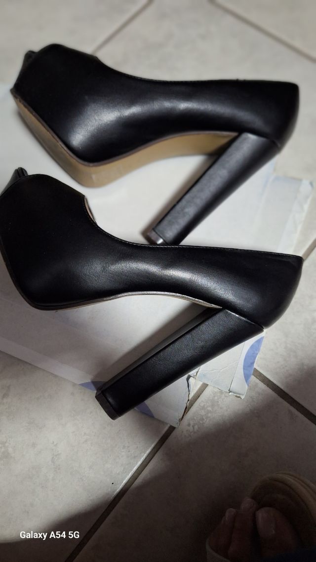 Décolleté a punta aperta