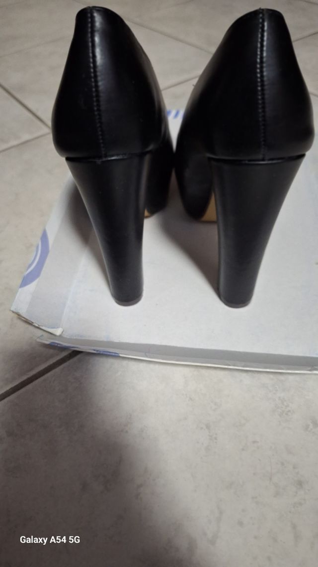 Décolleté a punta aperta