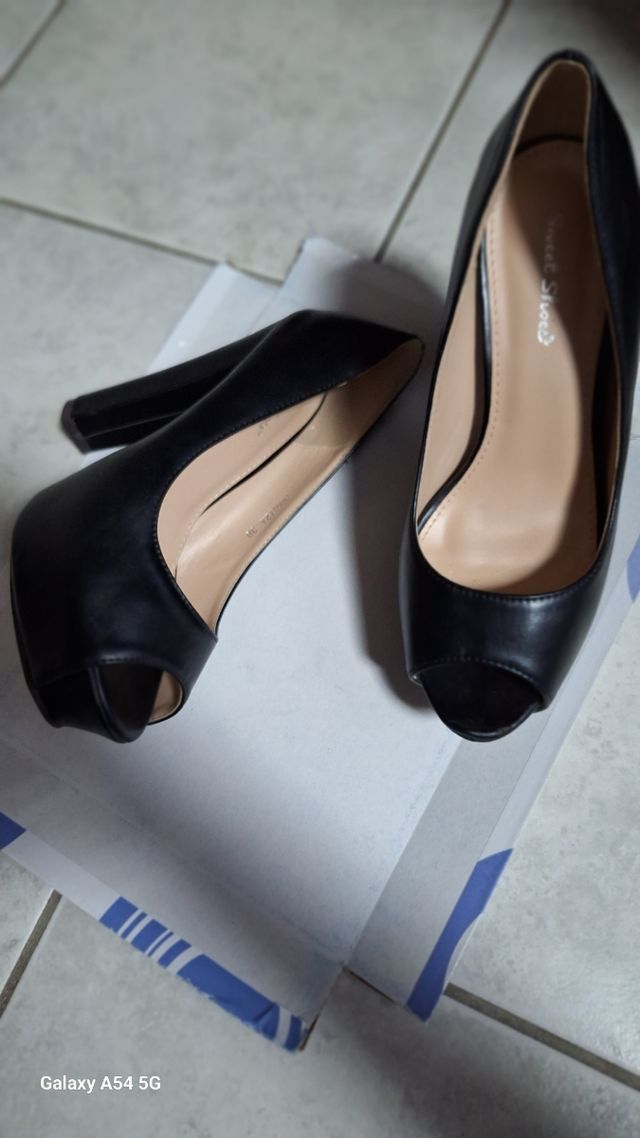 Décolleté a punta aperta