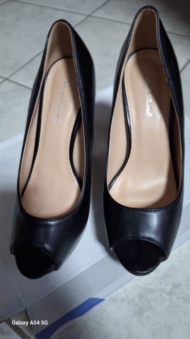 Décolleté a punta aperta