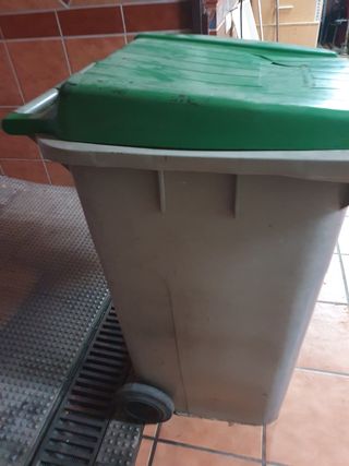 Contenedor de basura grande