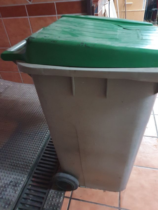 Contenedor de basura grande