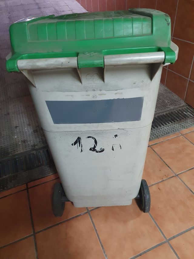 Contenedor de basura grande