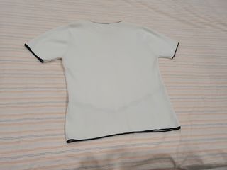 Blusa blanca de punto se adapta al cuerp