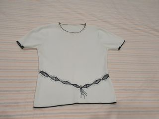 Blusa blanca de punto se adapta al cuerp