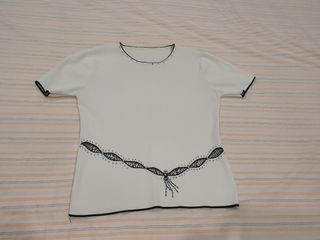 Blusa blanca de punto se adapta al cuerp