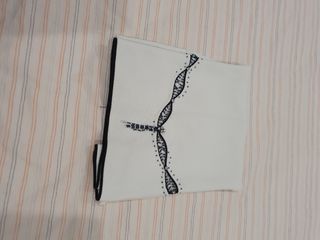 Blusa blanca de punto se adapta al cuerp