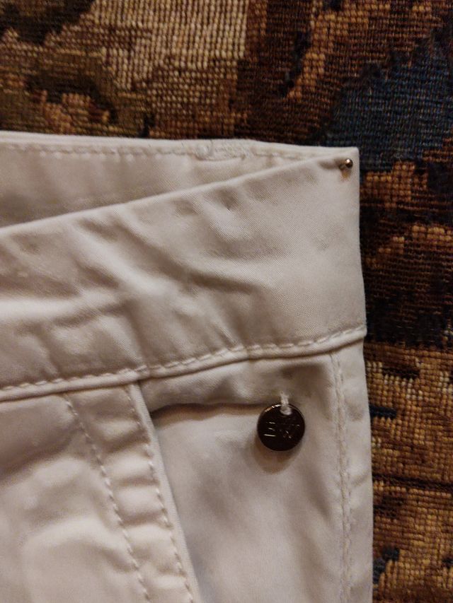 Pantalón básico blanco con bolsillos 