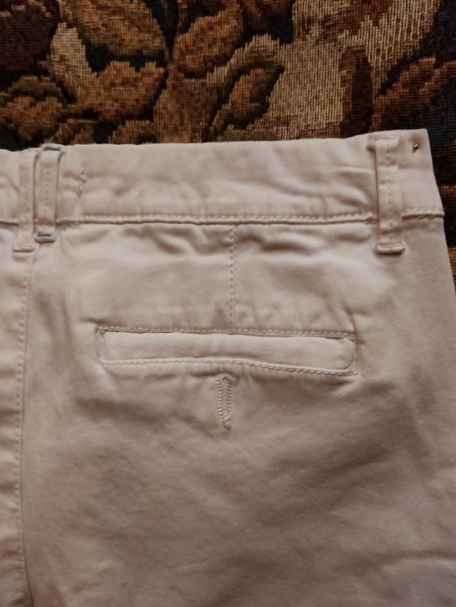 Pantalón básico blanco con bolsillos 