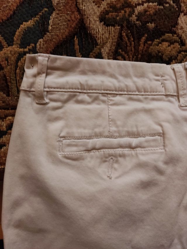 Pantalón básico blanco con bolsillos 