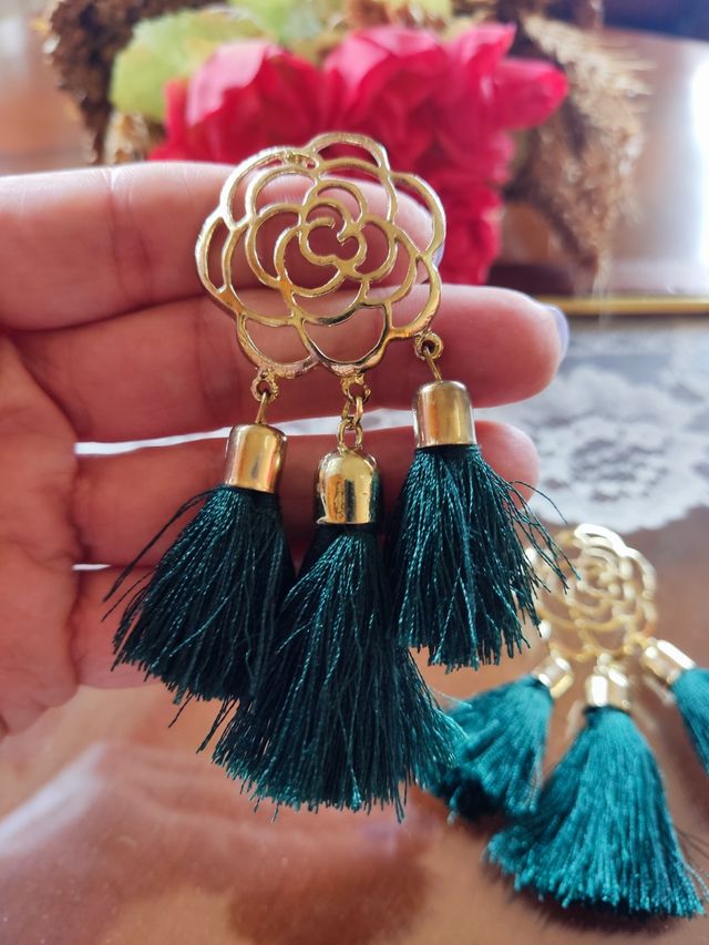 Pendientes flor dorada con flecos verdes
