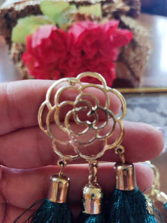 Pendientes flor dorada con flecos verdes