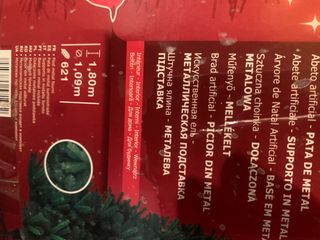 arbol de navidad incluye caja y se arma muy facil.