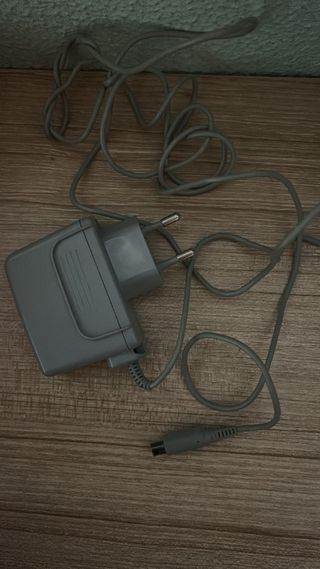 Nintendo DSi XL + Juegos + Funda, Cargador y lápiz