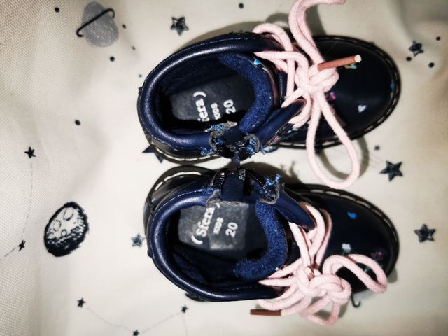 Botas N 20 azules con flores niña sfera