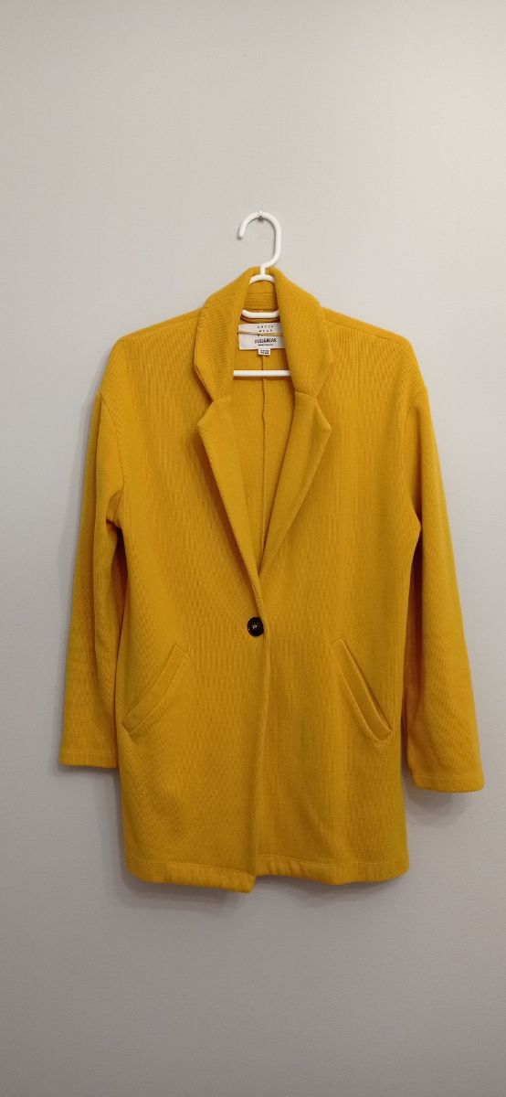 Chaqueta color mostaza