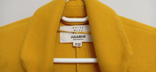 Chaqueta color mostaza