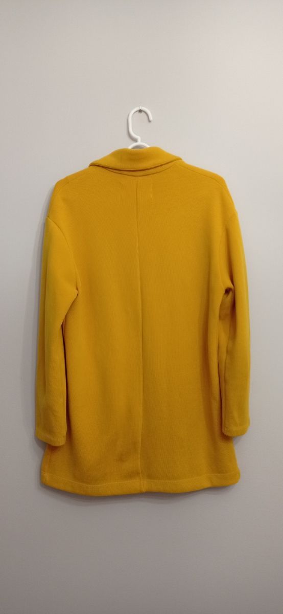 Chaqueta color mostaza