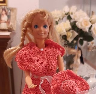 abito per Barbie con cappello e mantella