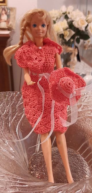 abito per Barbie con cappello e mantella