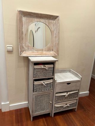 Conjunto de muebles y espejo. Madera y mimbre.