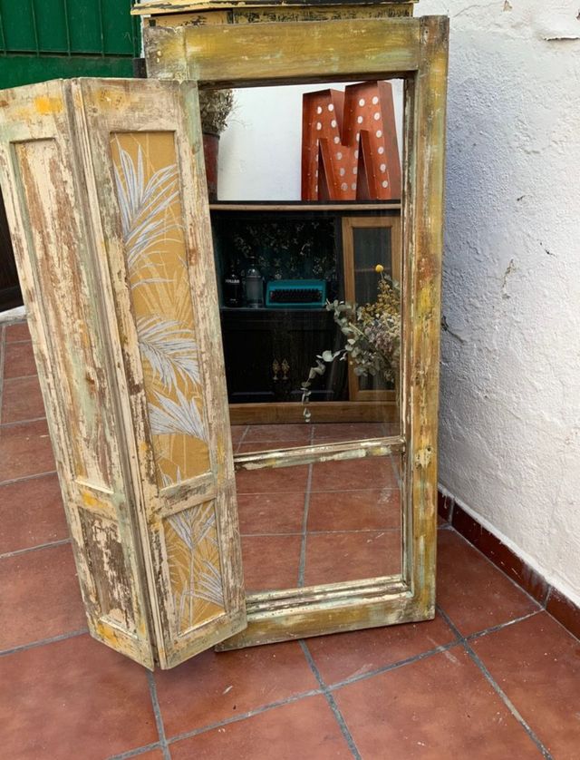 Obturador de espelho para móveis vintage.