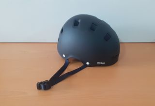 Monopatín y accesorios.