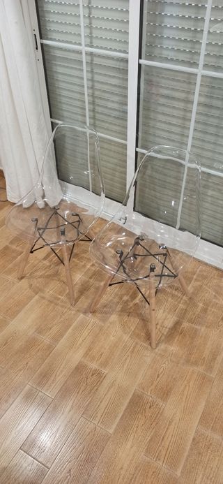 Sillas transparentes y mesa