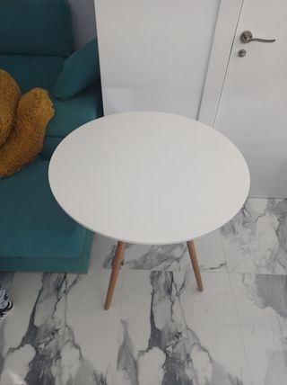 Sillas transparentes y mesa