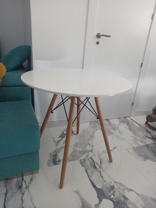 Sillas transparentes y mesa