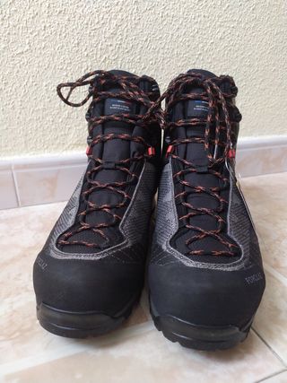 Botas de montaña N°46.
