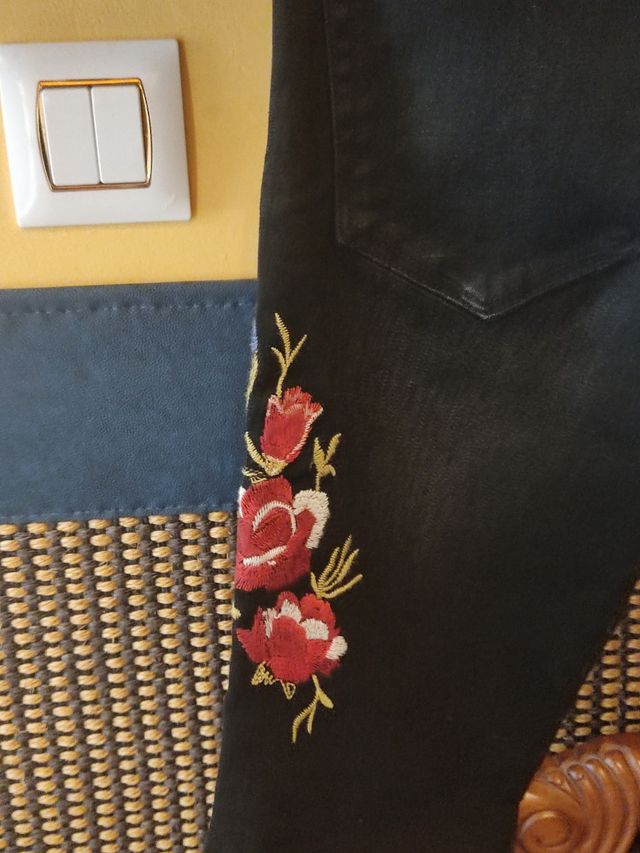 Vaquero negro skinny fit con bordados 