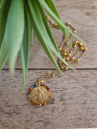 Collar san benito dorado