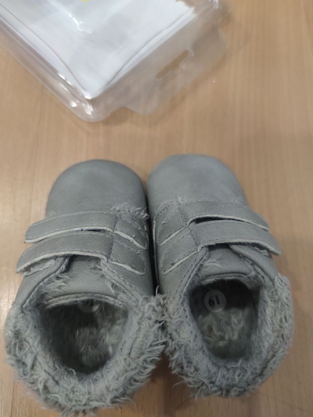 Bota gris  bebé niña.Número 19