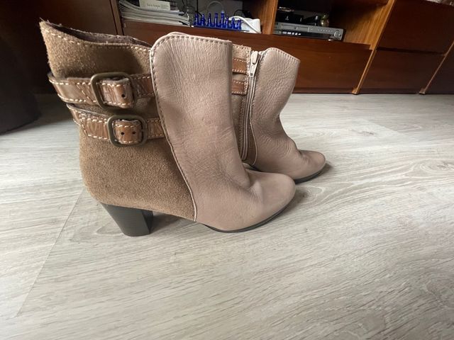 botines de color beige.