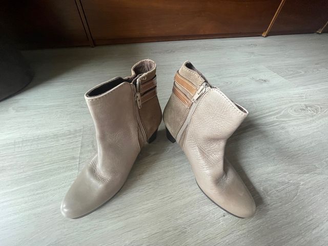 botines de color beige.