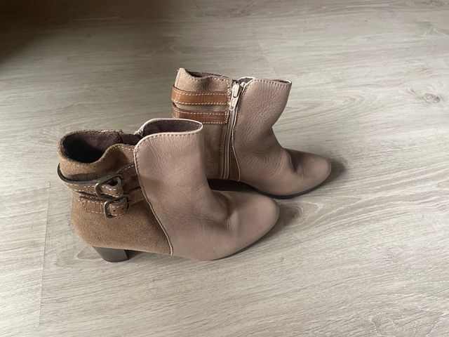 botines de color beige.