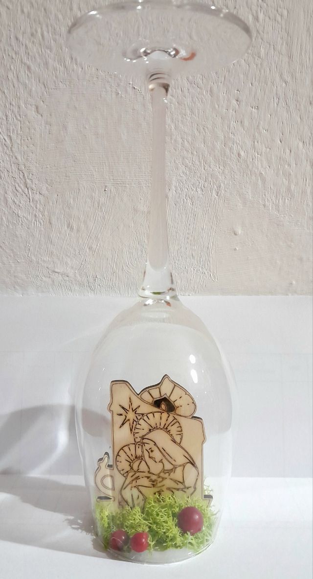 Presepe in legno nel calice