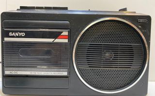 RADIOCASSETTE ANTIGUO SANYO:CD,CINTA,RADI FUNCIONA