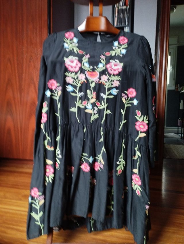 Vestido cortito negro con bordados de fl
